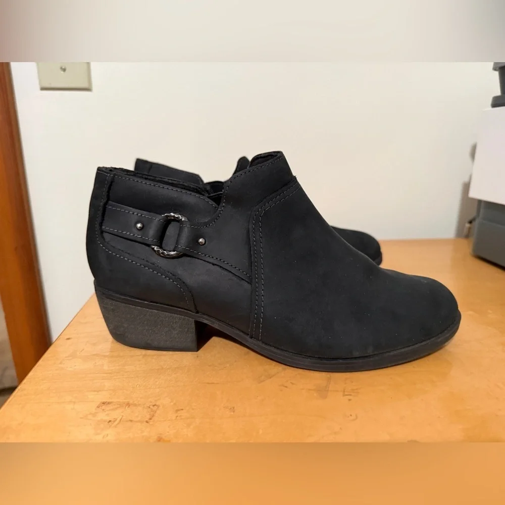 Clarks Boots Womens 8 1/2 M Charlten Grace Ankle Booties Black Leather EUC
